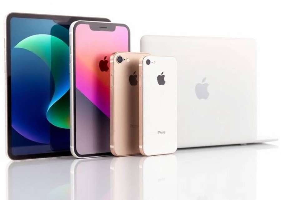 Apple staged everyday scenes—note-ready desks, selfie corners, and multitask benches—so you will see their devices enhance your mobile life.